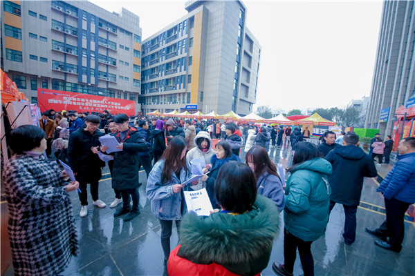 為什么總勸你來校實地考察？好學校不怕比較！