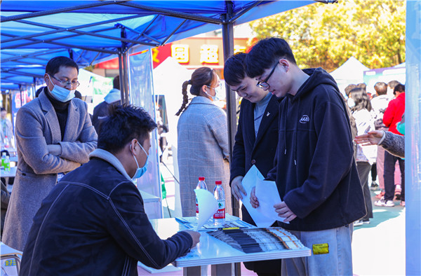 南京新華第二十屆校園人才交流會(huì)盛大啟幕