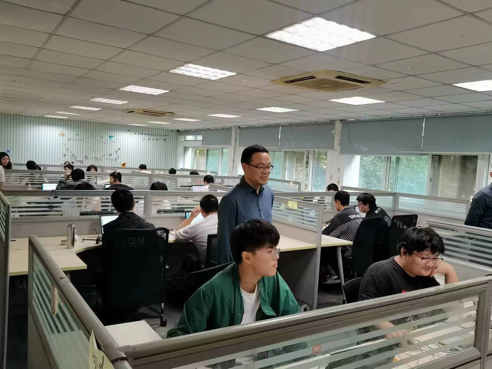 回訪企業(yè)實(shí)習(xí)學(xué)生，關(guān)懷職業(yè)成長道路