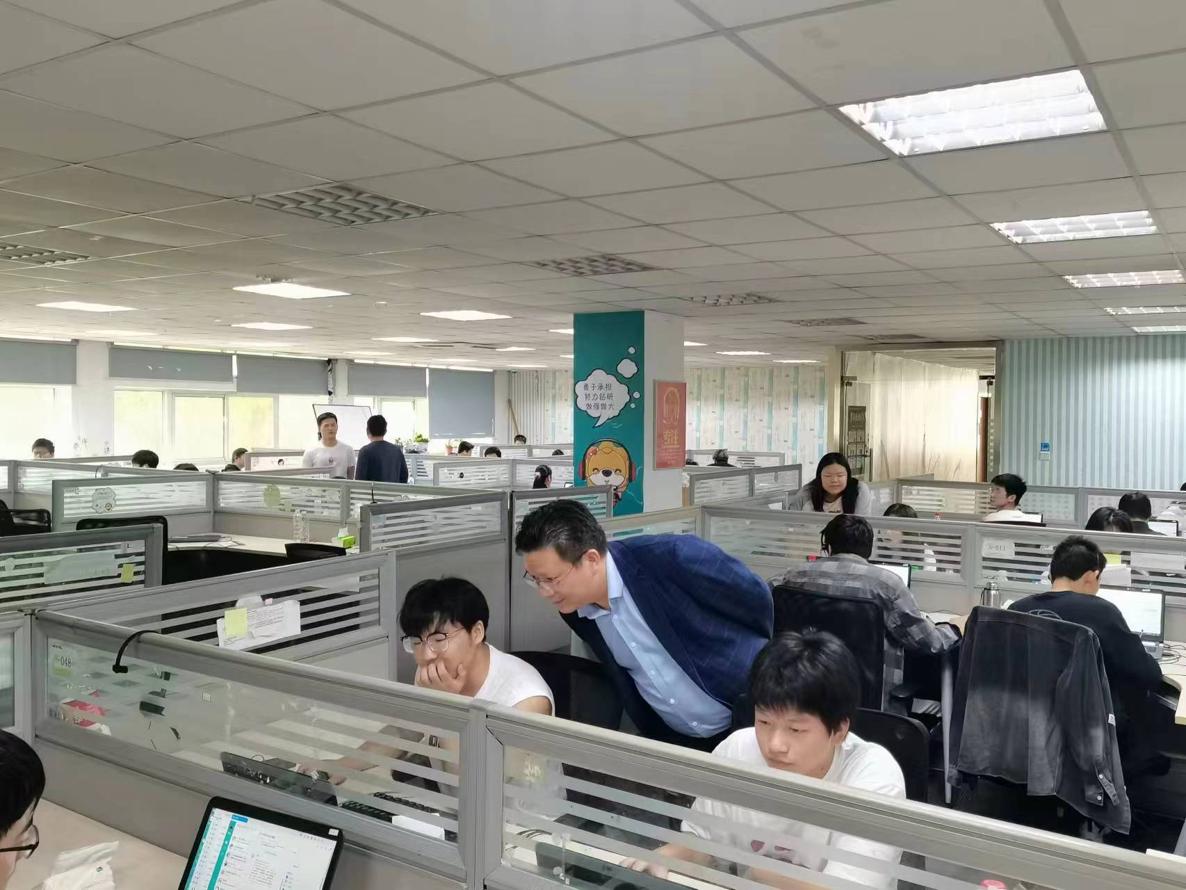 回訪企業(yè)實(shí)習(xí)學(xué)生，關(guān)懷職業(yè)成長道路