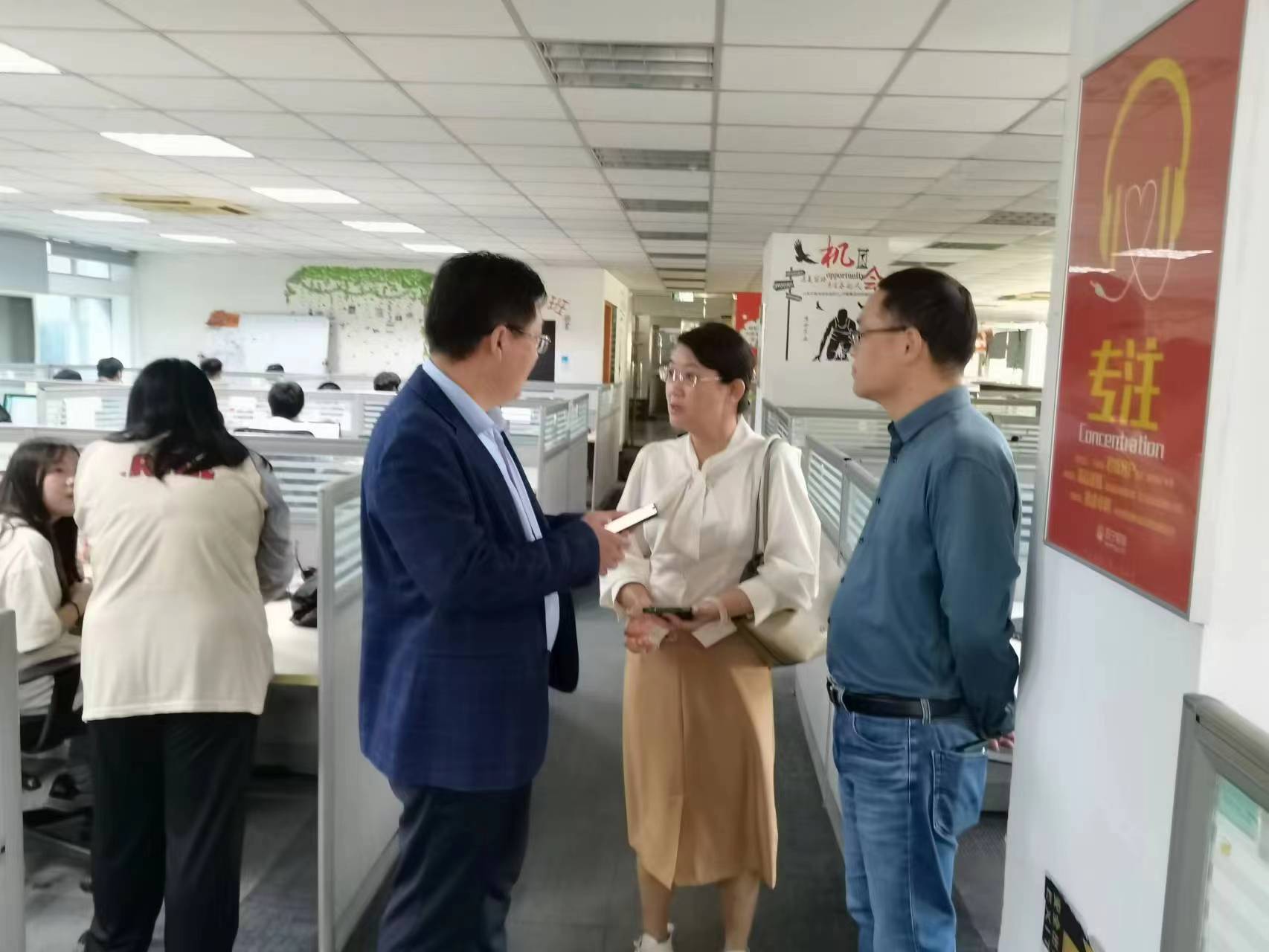 回訪企業(yè)實(shí)習(xí)學(xué)生，關(guān)懷職業(yè)成長道路