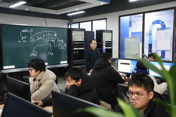 初中成績不好上不了高中怎么辦？南京新華為你點亮技能人生！