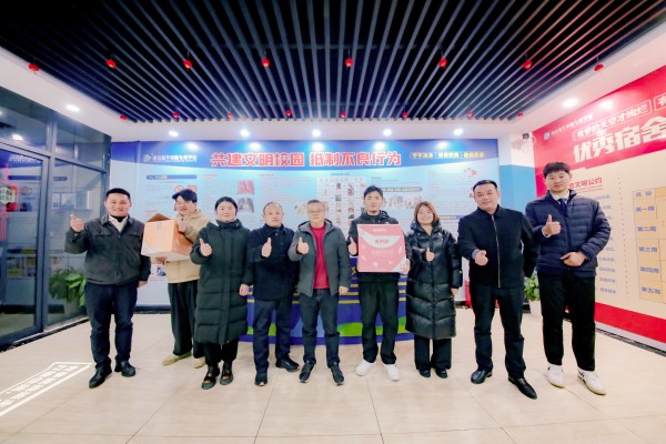 南京新華吳元紅校長晚間慰問查寢，并為學(xué)生送關(guān)懷！